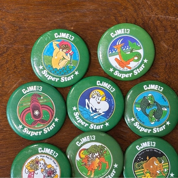 Set of 9 vintage 70s astrology pin-back buttons, radio station giveaway prizes - Picture 3 of 5